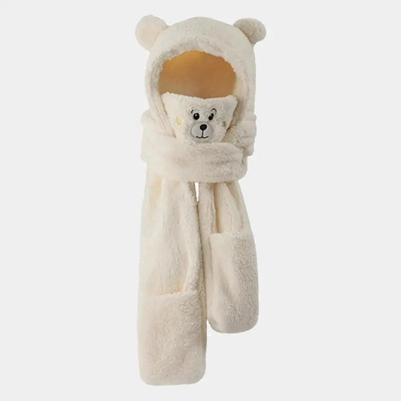 Écharpe cagoule pour femme en polaire blanche avec des oreilles d'ours, un design doux et chaleureux intégrant une écharpe longue et un motif visage d'ours sur le devant. Idéal pour l'hiver.