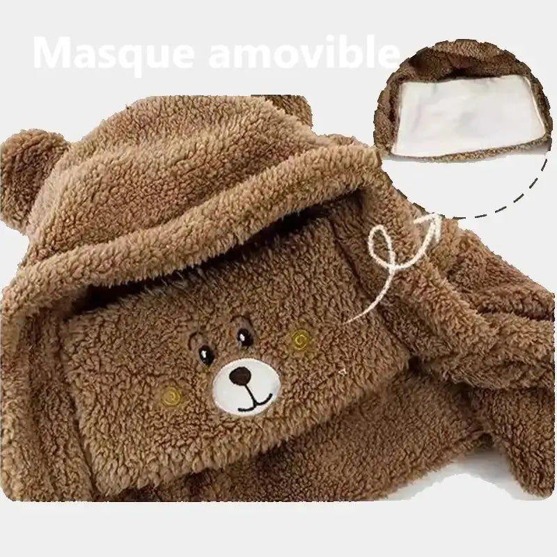 Gros plan sur une écharpe cagoule pour femme en polaire marron avec un motif de visage d'ours et un masque amovible intégré. Idéal pour une protection confortable et pratique en hiver.