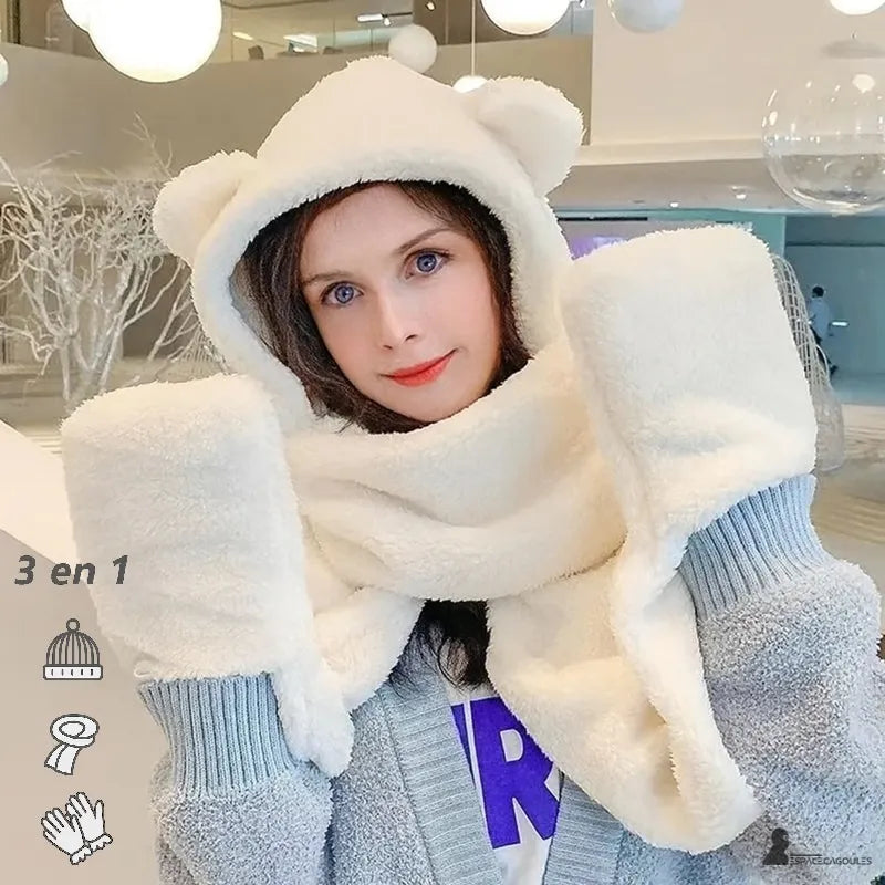 Echarpe cagoule pour femme blanche portée en intérieur, capuche avec oreilles d’ourson et écharpe intégrée en polaire douce