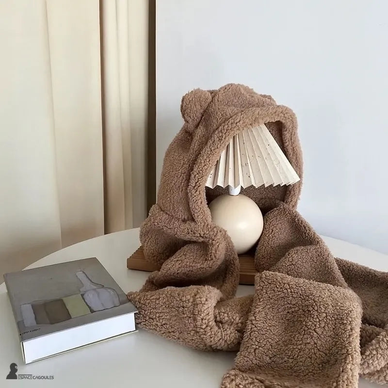 Echarpe cagoule pour femme en polaire marron posée sur une lampe design dans un intérieur moderne et chaleureux