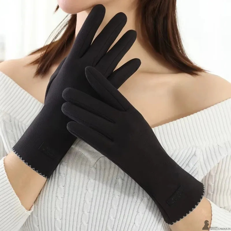 Warm dralon gloves for women in black soft textile material, long fitted gloves worn on the hands, front view in a bright indoor setting - Cagoules Space.