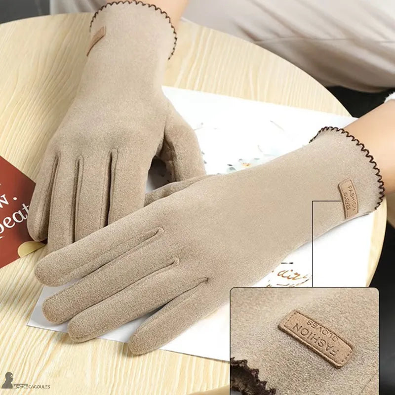 Warm dralon gloves for women in soft beige textile, featuring a sewn label detail on the wrist, close-up view of gloves worn indoors - Cagoules Space.