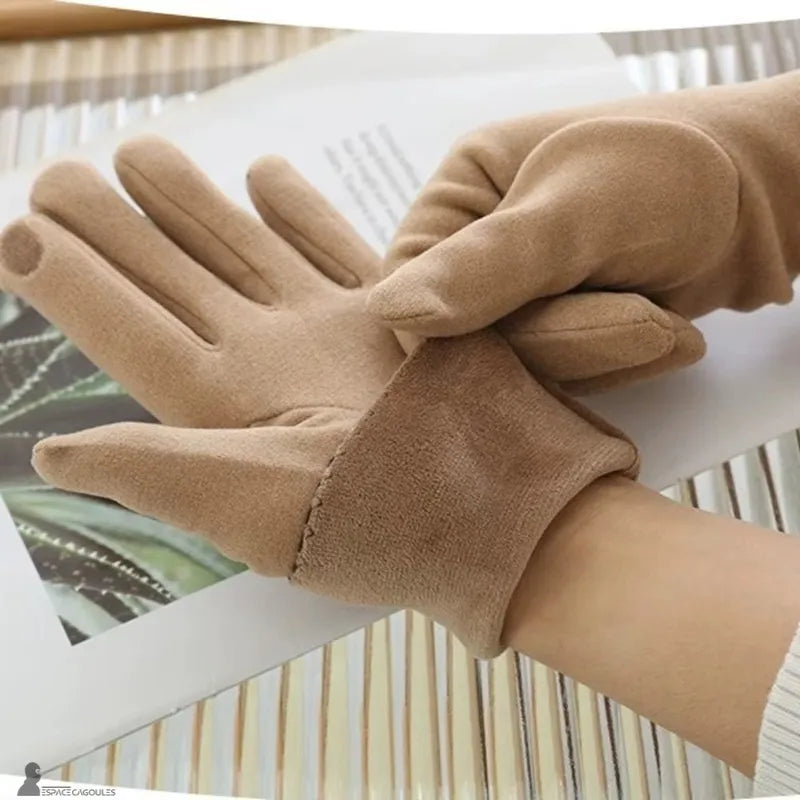 Alt tag: "Warm beige dralon gloves for women made of soft textile, showing the soft material and wrist finish from the inside view, presented on an inner surface - Cagoules Space"