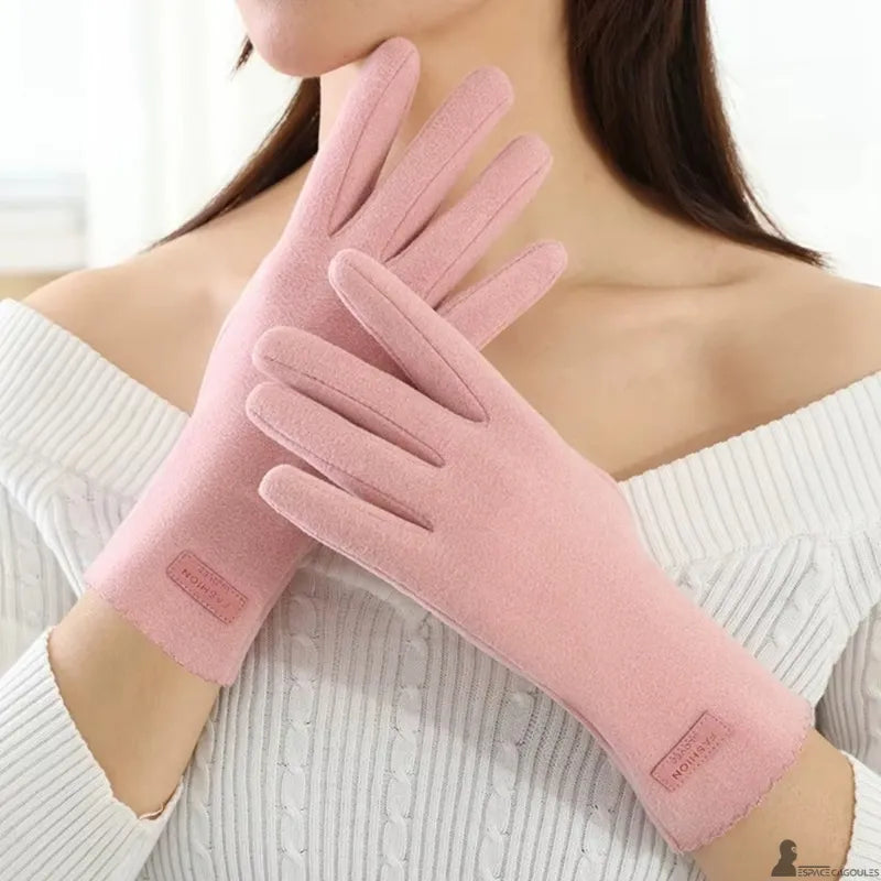 Warm dralon gloves for women in soft textile, elongated shape and fitted cut, worn view on model indoors - Cagoules Space.