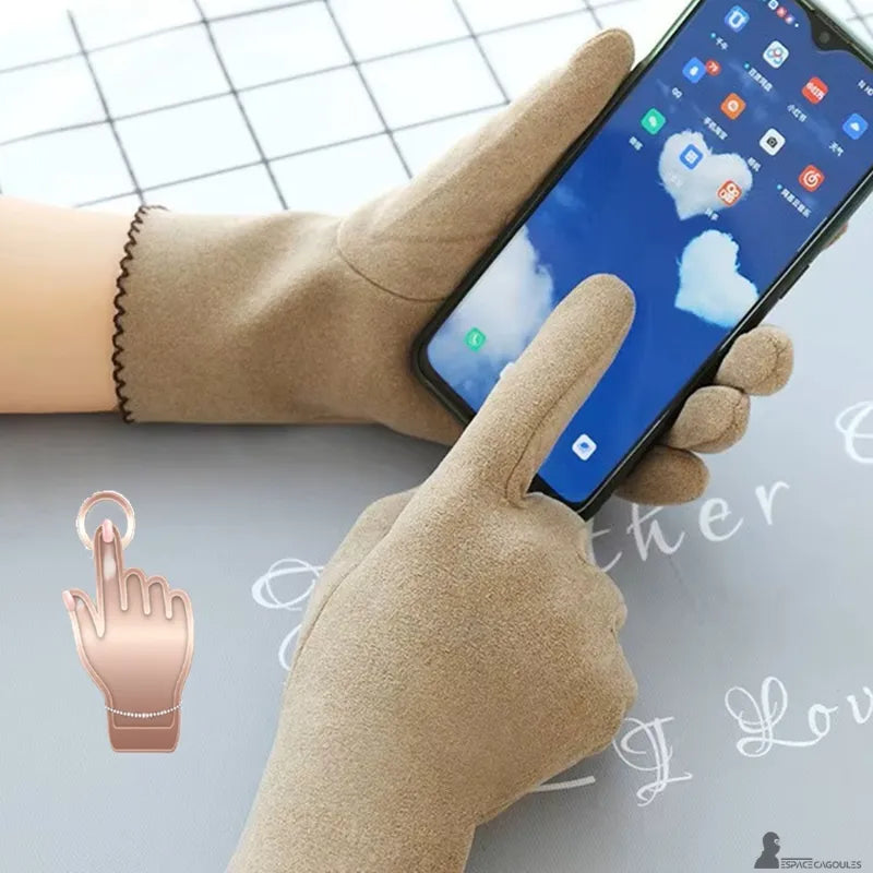 Warm dralon gloves for women in soft textile material, gloves designed for use with a smartphone touchscreen, indoor usage view - Cagoules Space.