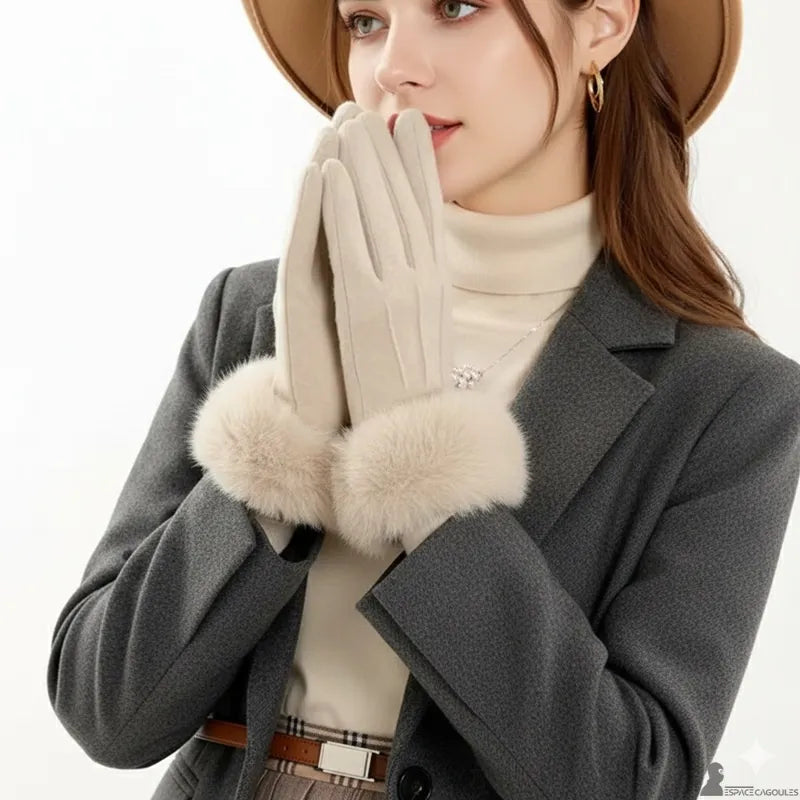 Gants chauds Femme portés en tenue élégante, gants beige en textile chaud avec revers en fausse fourrure, vue portée de profil en environnement intérieur clair - Espace Cagoules