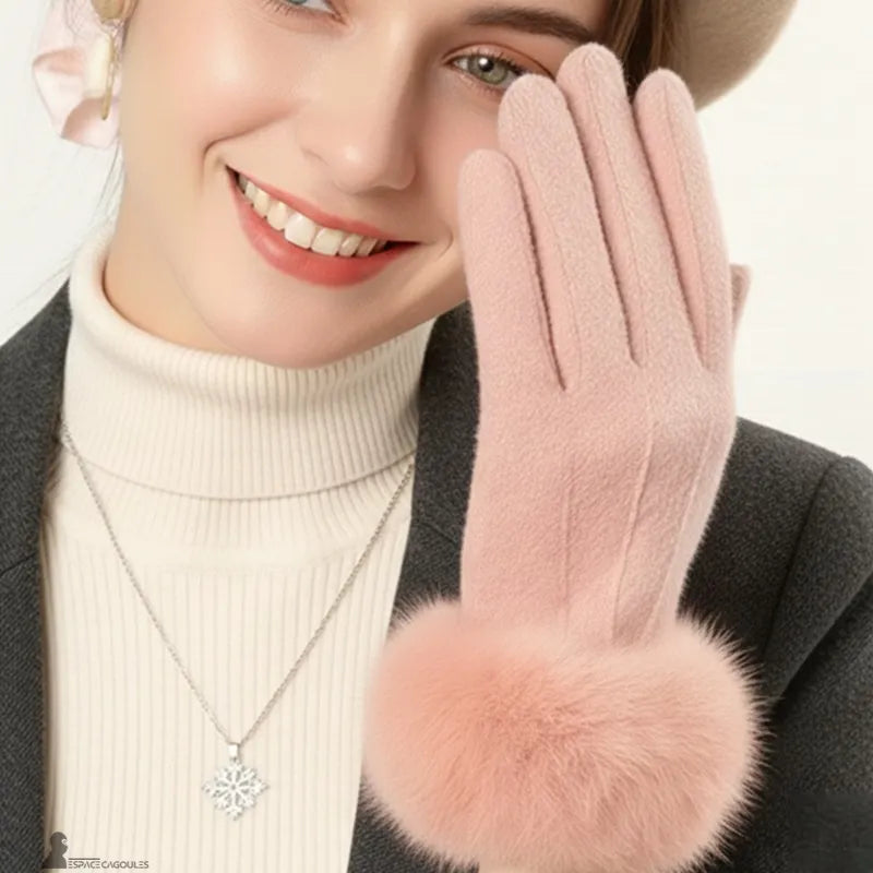 Gants chauds Femme portés en tenue féminine, gants roses en textile doux avec revers en fausse fourrure, vue portée face en environnement intérieur lumineux - Espace Cagoules