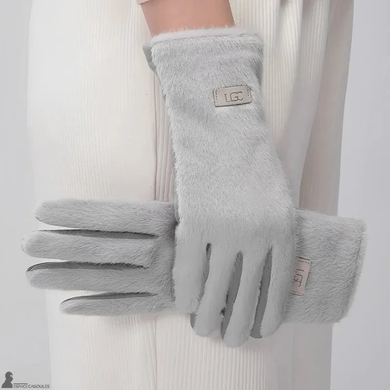 Warme Handschuhe für Frauen in grauer Farbe, weiches Material mit Fleece-Effekt auf der Oberseite, fünf-Finger-Schnitt mit schützenden Bündchen, getragenes Modell - Cagoules Raum.