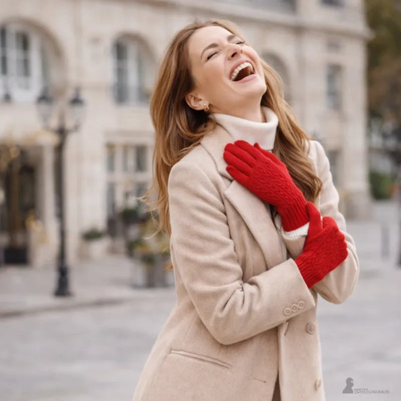 Guantes de cachemira para mujer rojos, usados con abrigo beige en un entorno urbano invernal – Espace Cagoules