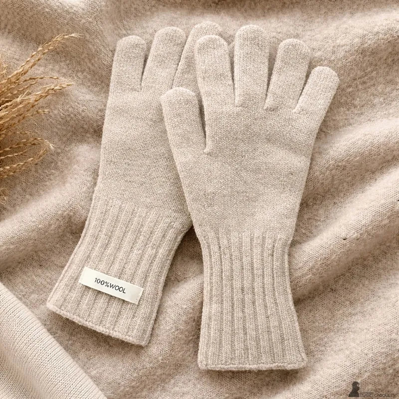 Damenhandschuhe aus beigem, feinem Strick, 100% Wolle, flach liegend, um die verlängerte Form und die Textur des Stricks hervorzuheben – Cagoules Raum