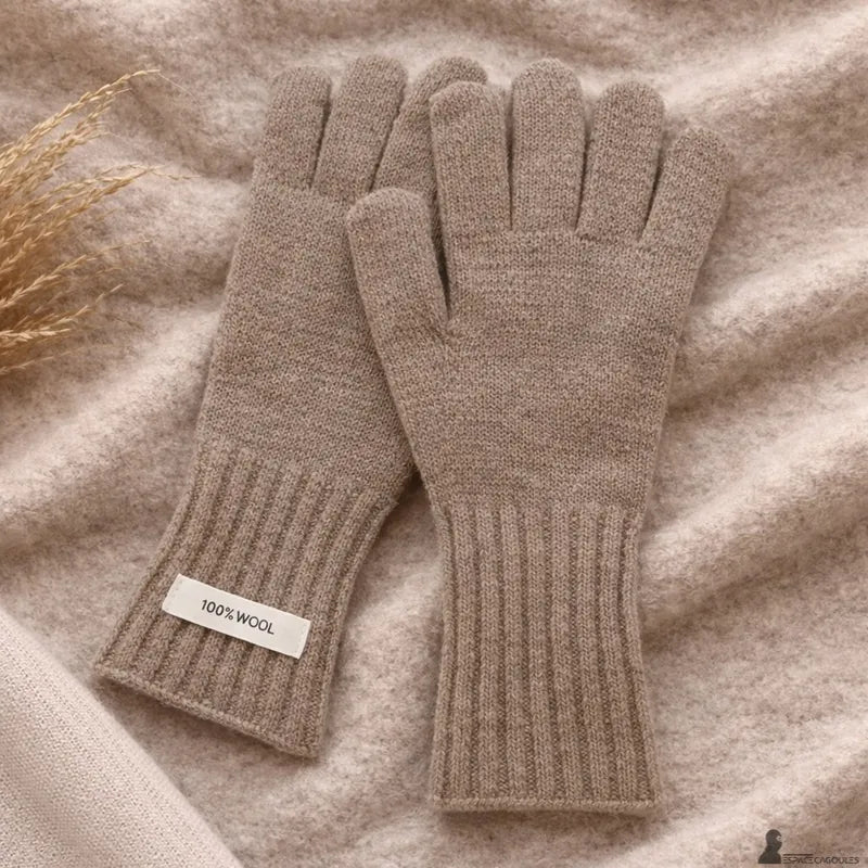 Damenhandschuhe aus feiner Strickwolle, 100% Wolle, in der Farbe Ecru, flach auf einem sanften Hintergrund präsentiert, um die Verarbeitung und die Regelmäßigkeit des Strickens hervorzuheben – Espace Cagoules.