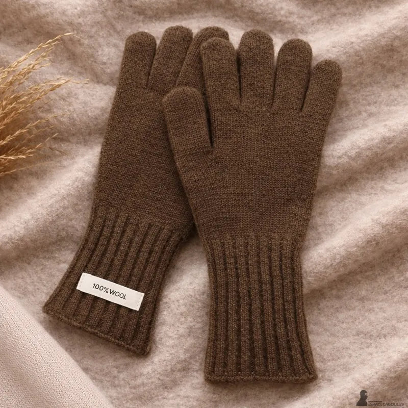 Damenhandschuhe aus gestrickter Wolle in brauner Farbe, flach liegend, betont die klassische Form und das lange gerippte Handgelenk – Cagoules Raum.