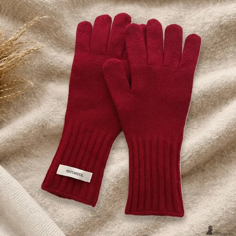 Damenhandschuhe aus natürlicher Wolle in roter Farbe, flach liegend, betonen die klassische Form und das lange gerippte Handgelenk – Cagoules Raum