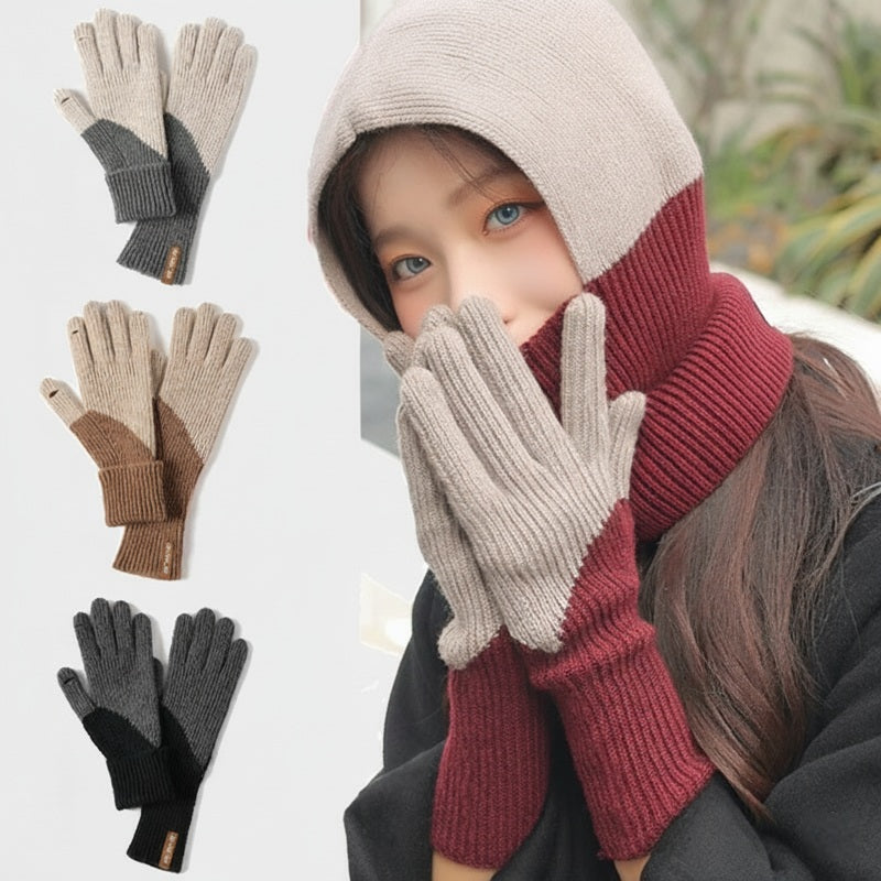 Femme portant une cagoule en laine beige et bordeaux avec des gants assortis en laine. Les gants femme en laine sont disponibles en plusieurs combinaisons de couleurs élégantes : gris et noir, beige et marron, beige et bordeaux, beige et gris. Accessoires parfaits pour l'hiver.