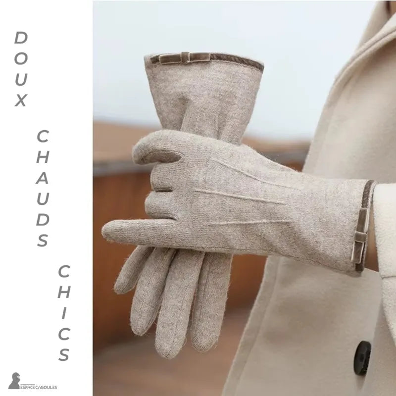 Damenhandschuhe Winter beige aus warmem und flexiblem Textil, elegante Passform mit langen Fingern, an den Händen getragen, Seitenansicht im Freien – Espace Cagoules