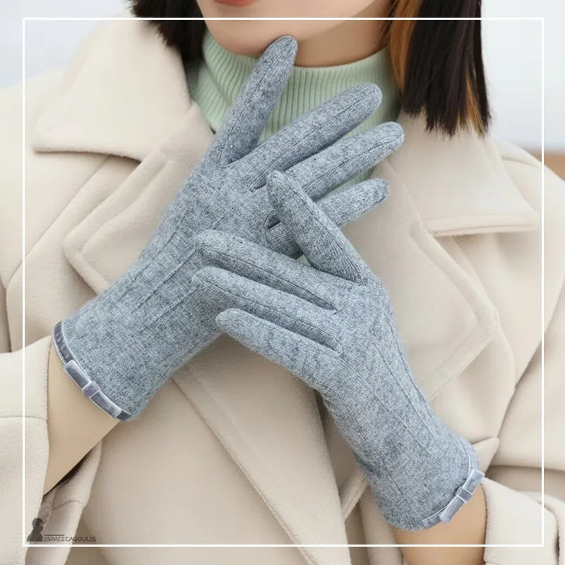 Damenhandschuhe Winter hellgrau aus weichem Textil, eng anliegend mit fünf Fingern, an beiden Händen getragen, Frontalansicht mit hellen Mantel – Cagoules Raum