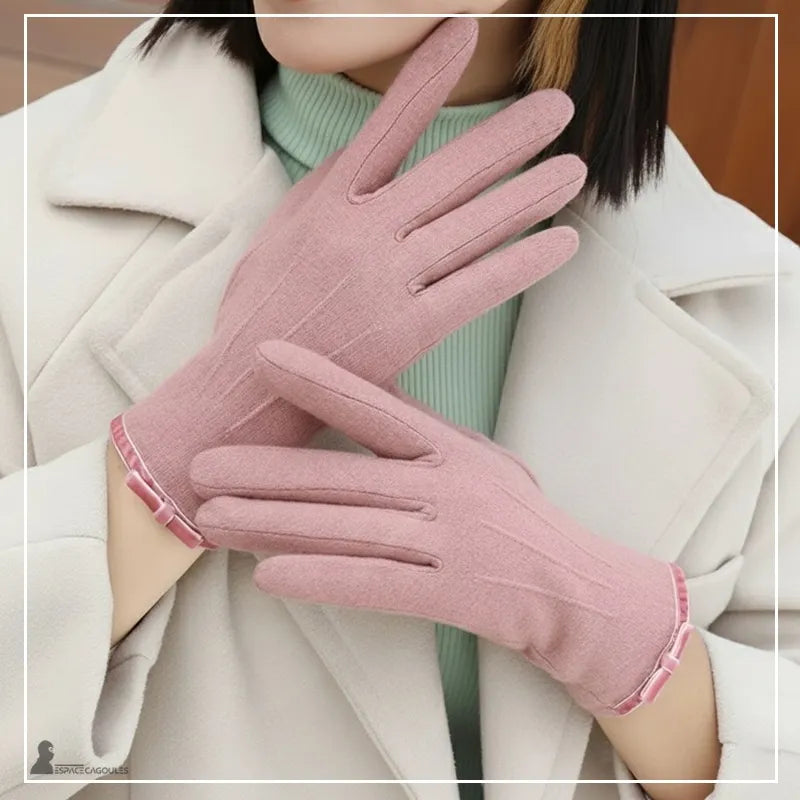 Damen Winterhandschuhe in warmem Textil, elegante Passform mit feinen Fingern, an beiden Händen getragen, Frontansicht im Freien – Espace Cagoules