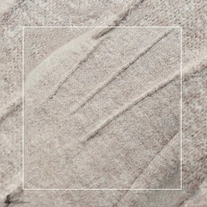 Damenhandschuhe Winter beige aus warmem Textil, Stoffstruktur sichtbar im Nahaufnahme, Detailansicht des Materials ohne Tragen – Cagoules Raum