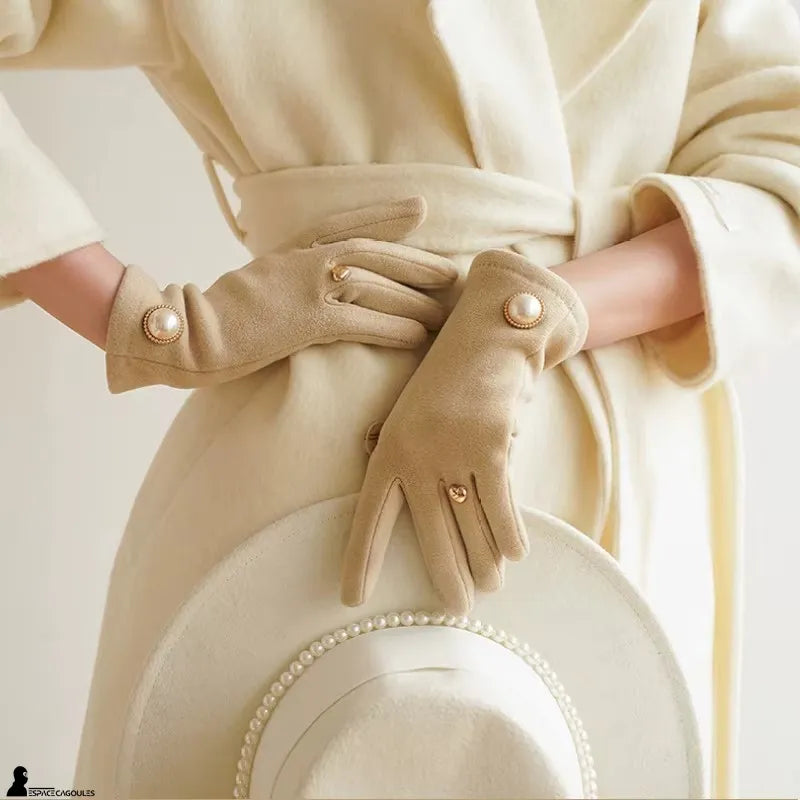 Damen Winterhandschuhe in Beige aus Polyester, getragen mit passenden Accessoires, getragenen Blick, der die samtige Verarbeitung und die dezenten Strassdetails hervorhebt - Cagoules Raum