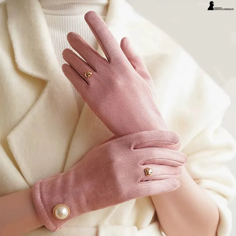 Damen Winterhandschuhe, schick, rosa aus Polyester, getragen mit einem hellen Mantel, taillierte Passform, Handgelenklänge und schicke Verarbeitung mit sichtbaren Strasssteinen, für den urbanen Wintergebrauch - Espace Cagoules.