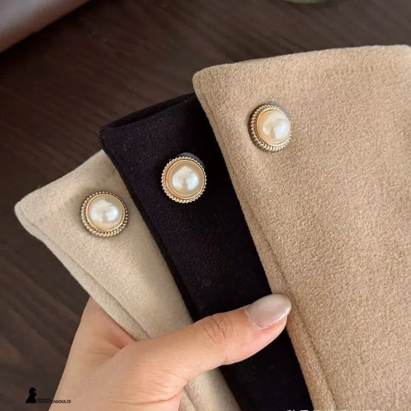 Damen Winterhandschuhe aus Polyester, mit dekorativem Perlenknopf am Handgelenk und samtiger Oberfläche, Nahaufnahme der Manschetten - Cagoules Bereich