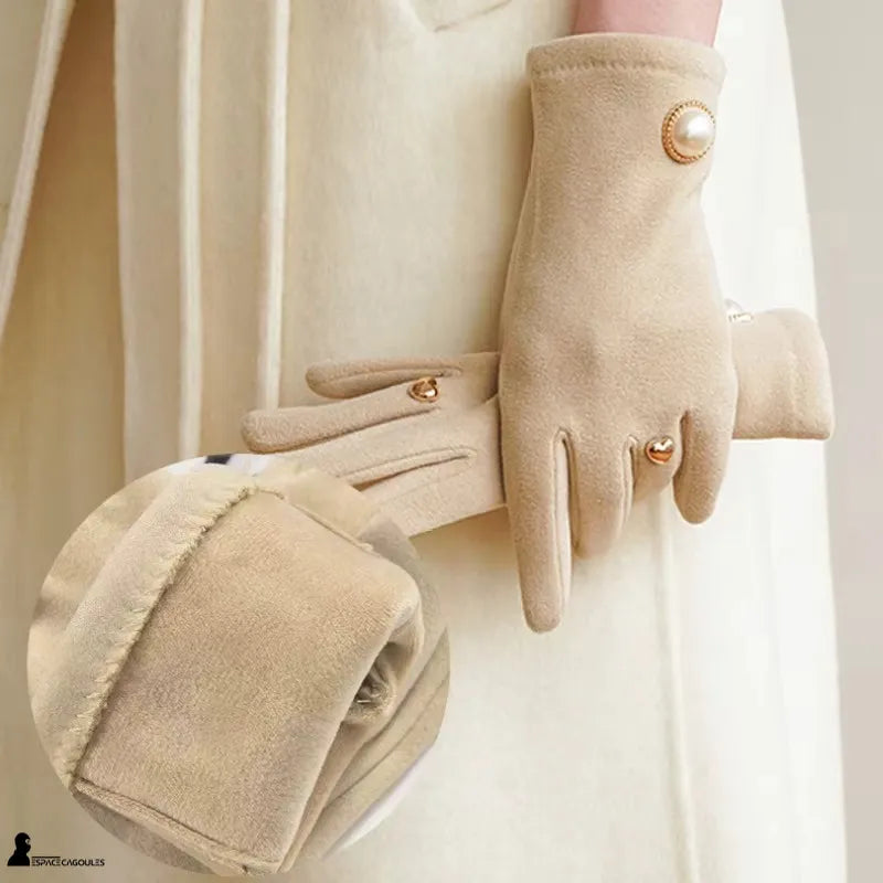 Damen Winterhandschuhe in schickem Beige aus Polyester, getragen mit sichtbarem, samtigem Innenfutter, weiche Fütterung bietet thermischen Komfort für den täglichen Winter - Cagoules Raum.