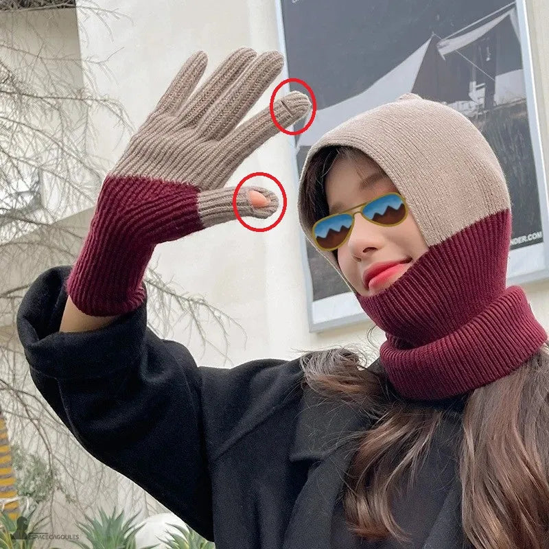 Guanti lunghi da donna in fibra sintetica, rete fine con aperture tattili sull'indice e sul pollice, vista indossata che evidenzia la funzione tattile – Spazio Cagoule