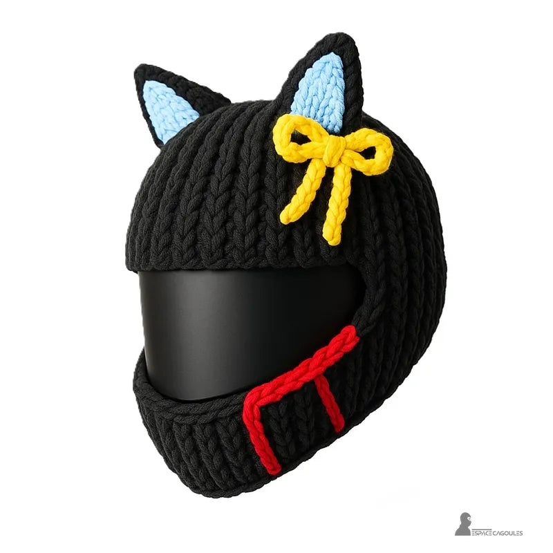 Housse cagoule pour casque Moto noire à oreilles bleues et nœud jaune, décor rouge sur la mentonnière, fond clair, Espace Cagoules