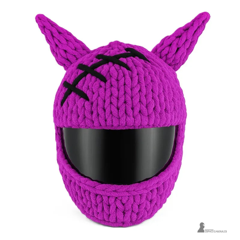 Housse cagoule pour casque Moto violette avec cornes et coutures noires, tricot volumineux sur fond blanc, Espace Cagoules