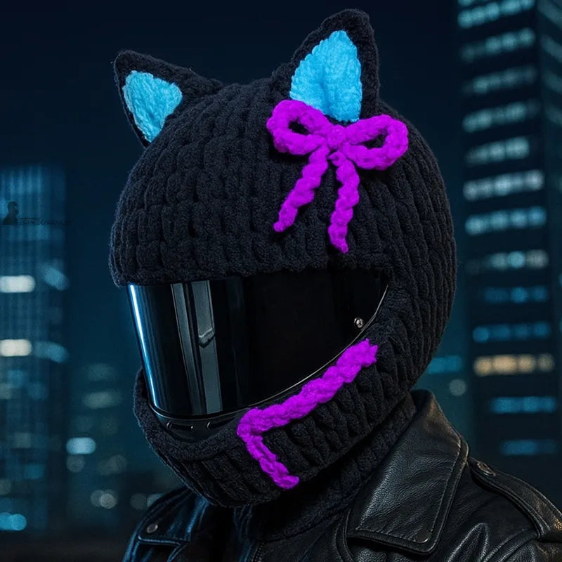 Femme portant une housse cagoule pour casque Moto noire avec oreilles bleues et nœud violet, en extérieur urbain de nuit, Espace Cagoules