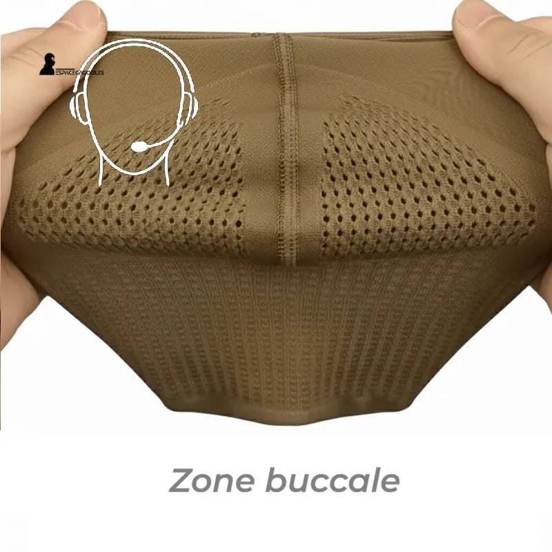 Taktische Kapuze aus dehnbarem technischem Gewebe in Khaki, Detail des Mundbereichs aus perforiertem Netz für Atmung und Kommunikation, Makroansicht - Bereich Kapuzen