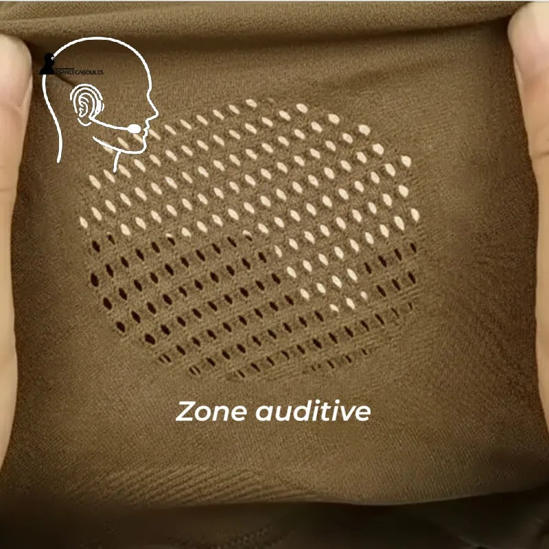 Taktische Kapuze aus dehnbarem technischem Material in Khaki, Detail der perforierten Hörzone zur Erleichterung des Hörens, Nahaufnahme - Bereich Kapuzen