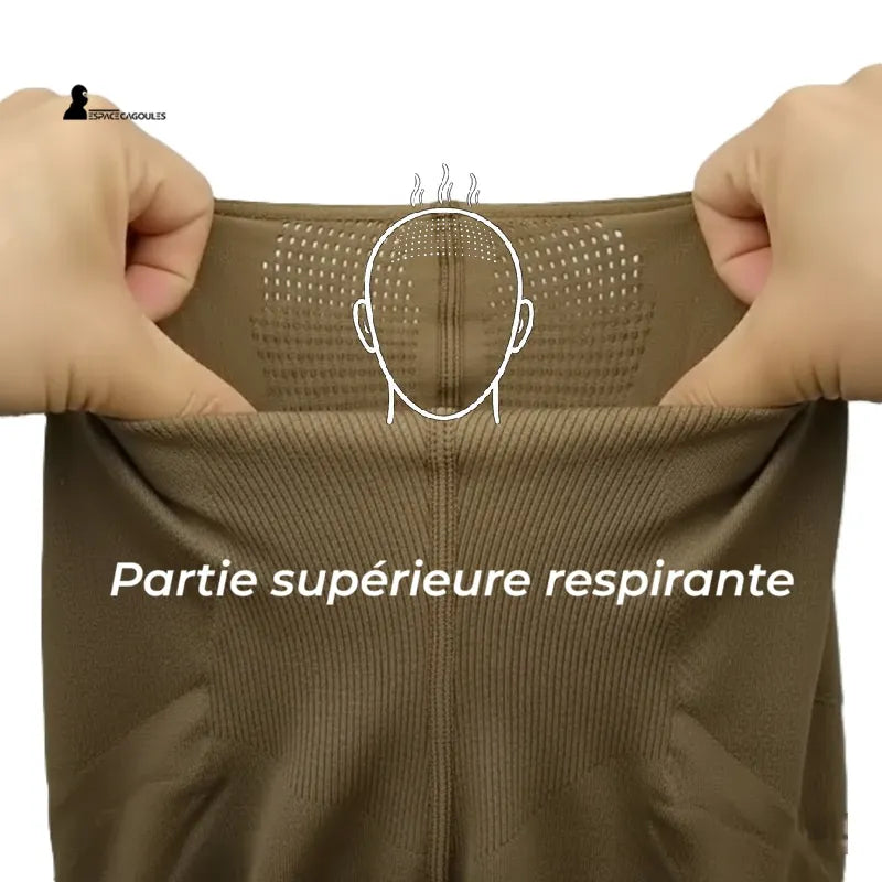 Taktische Kapuze aus dehnbarem technischem Stoff in Khaki, Detail des oberen atmungsaktiven Teils mit perforiertem Mesh, Nahaufnahme - Bereich Kapuzen.