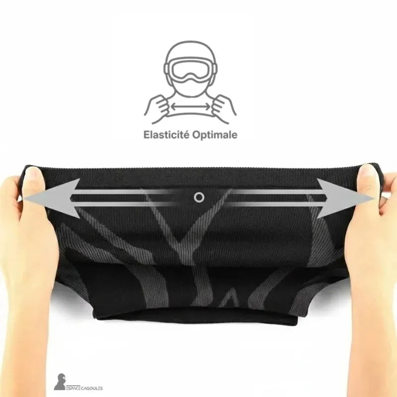 Masque cagoule ski en polyester extensible démontrant l’élasticité du textile, forme tubulaire souple adaptée au visage, vue produit étirée à la main sur fond clair – Espace Cagoules