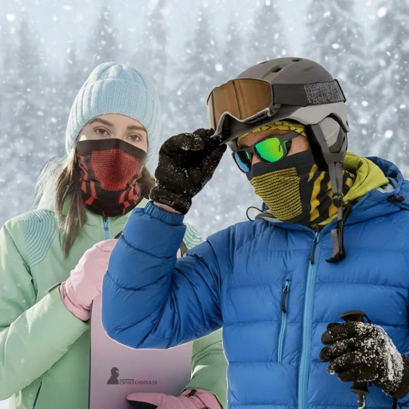Masque cagoule ski en polyester respirant porté par un homme et une femme avec casque et lunettes, forme couvrant le visage et le cou, vue portée en station de ski enneigée – Espace Cagoules