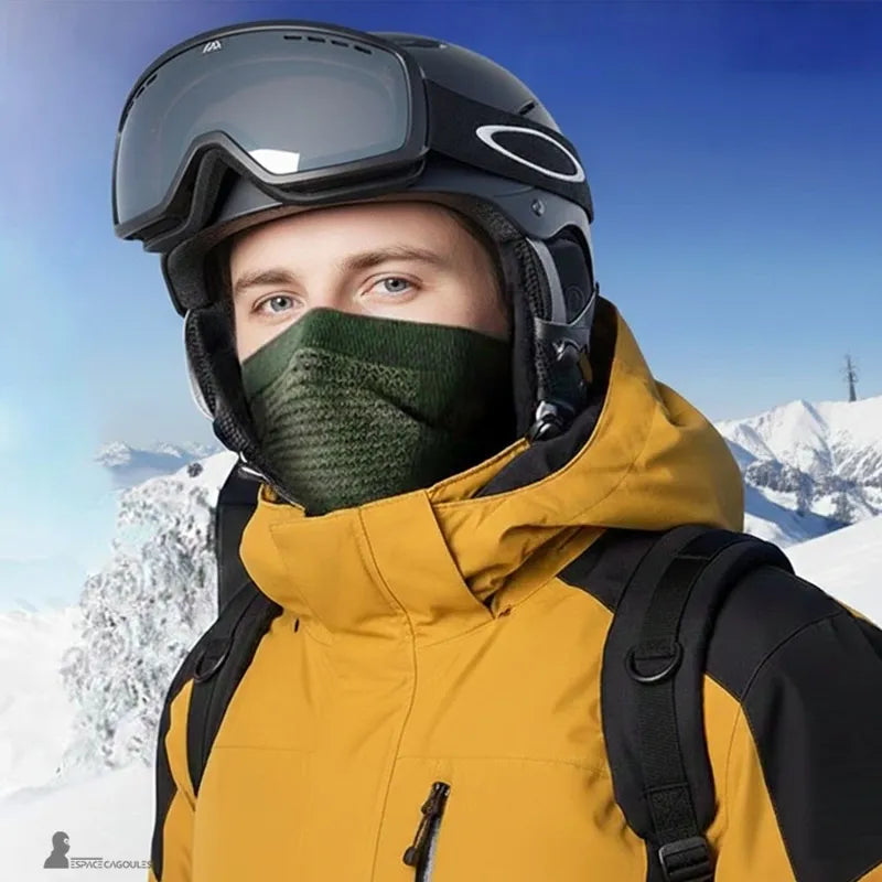 Masque cagoule ski en polyester respirant porté par un homme avec casque de ski, forme tubulaire couvrant le bas du visage, vue portée en montagne enneigée – Espace Cagoules