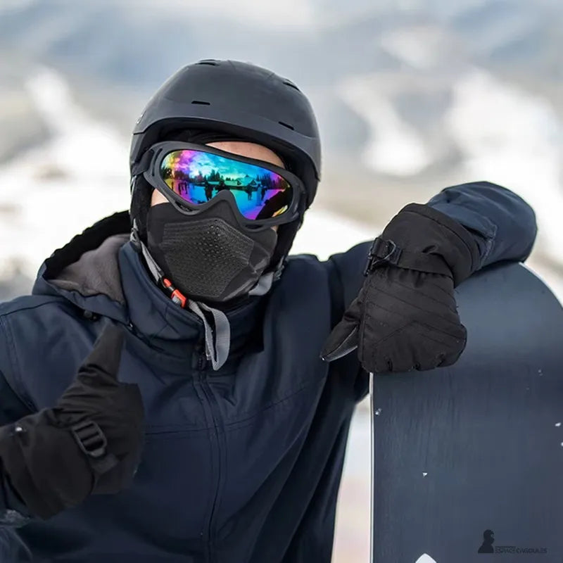 Masque cagoule ski en polyester respirant porté avec lunettes et casque de snowboard, forme cache-cou protégeant le visage, vue portée en environnement montagne hivernale – Espace Cagoules