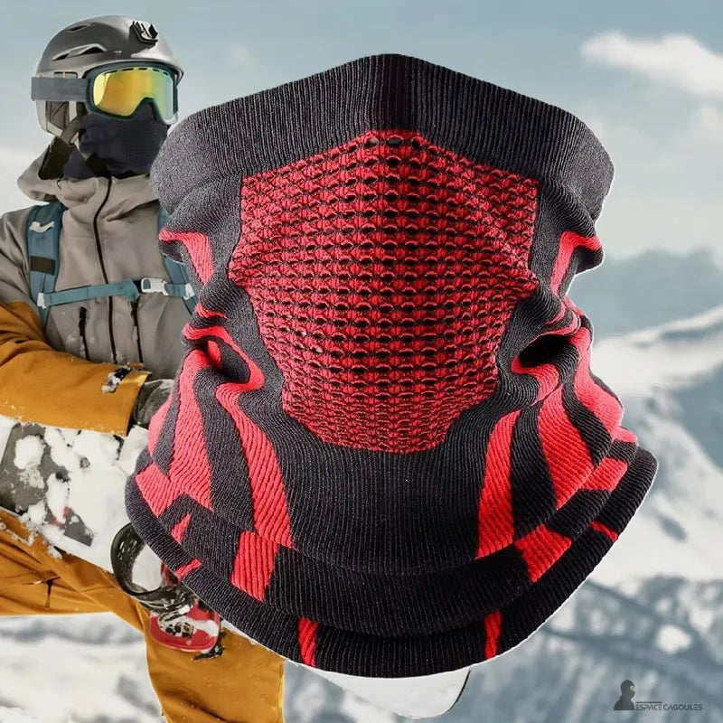 Masque cagoule ski en polyester extensible avec maille respirante frontale, forme cache-cou couvrant bouche et nez, vue portée en ski avec casque et lunettes en montagne enneigée – Espace Cagoules