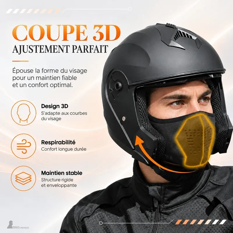 Homme portant le masque moto hiver AirShield sous un casque moto intégral noir, coupe 3D enveloppante - Espace Cagoules