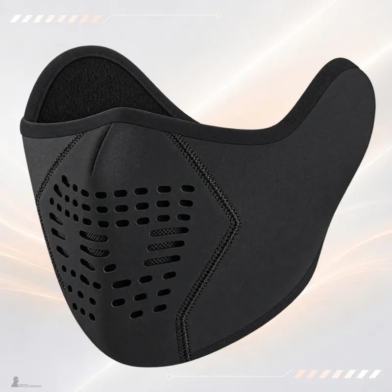 Demi-masque moto AirShield noir vu de trois quarts, ouvertures respirantes et intérieur polaire visibles - Espace Cagoules