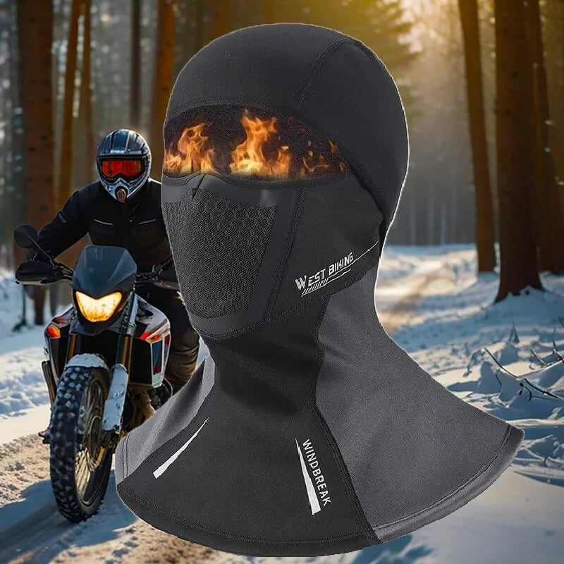  Meilleure cagoule moto noire portée dans une forêt enneigée par un motard en plein hiver, mettant en valeur sa protection coupe-vent intégrale.