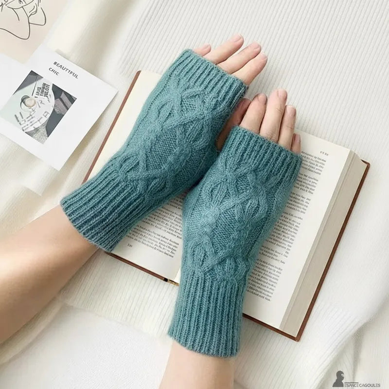 Damenstrickhandschuhe, strukturierte blaue Handschuhe, getragen beim Lesen vor einem warmen weißen Hintergrund - Espace Cagoules
