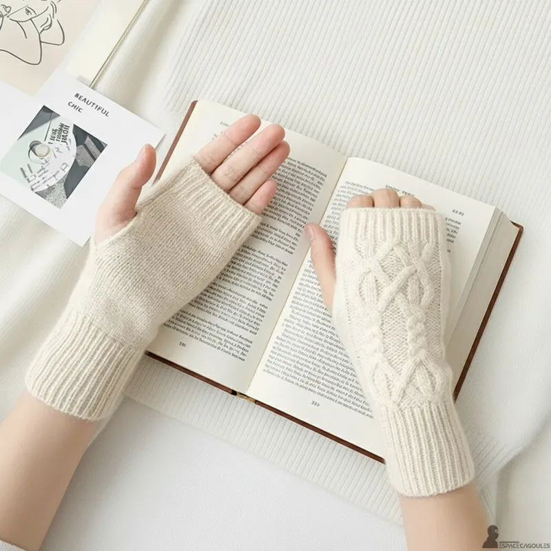Damenstrickhandschuhe, Handfläche und Rückseite der beigen Strickhandschuhe auf einem Buch in einer hellen Atmosphäre - Cagoules Raum