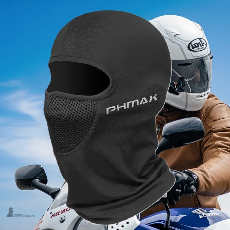 Moto cagoule noire avec maille respirante sur le visage, portée par un motard en extérieur