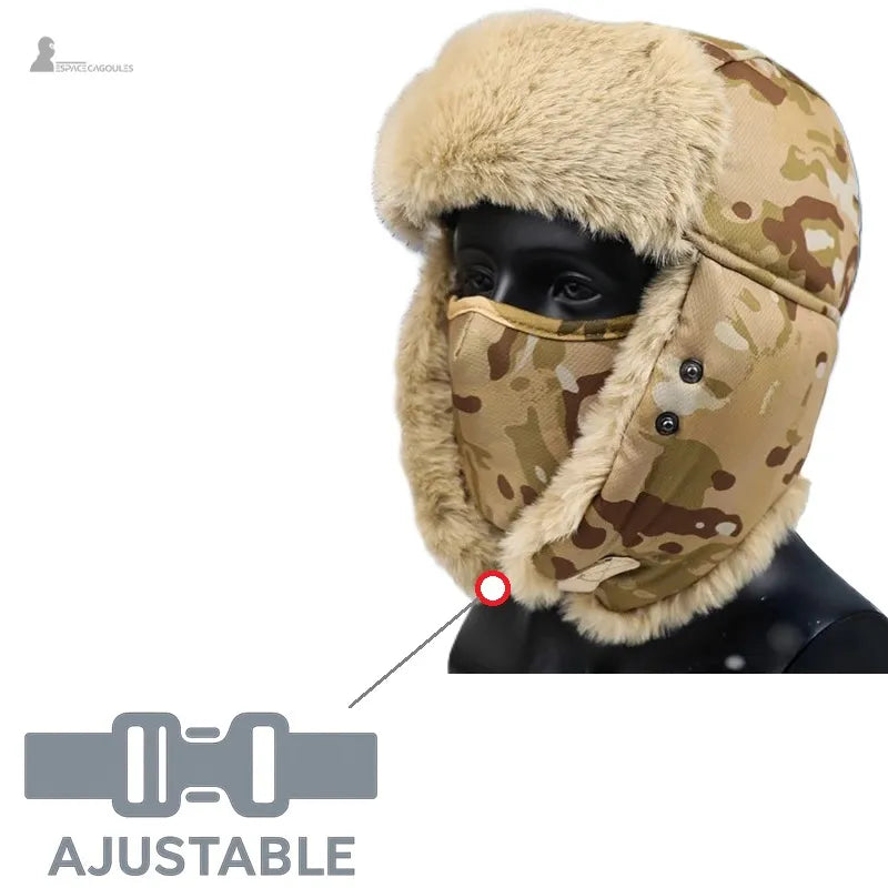 Ouchanka avec masque camouflage désert portée sur mannequin noir avec sangle ajustable sous le menton en vue de trois quarts sur fond neutre - Espace Cagoules