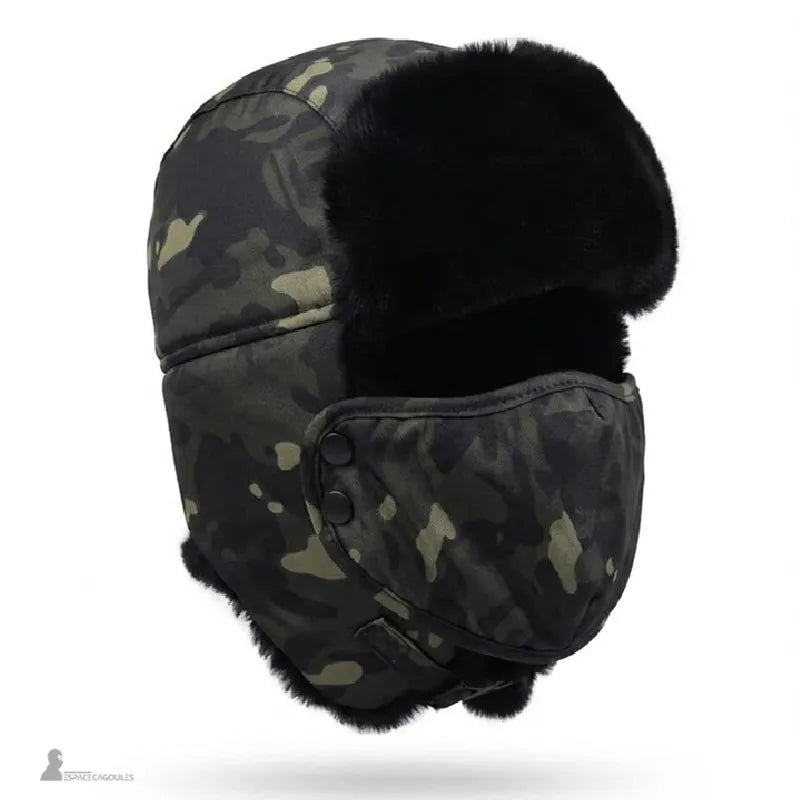 Ouchanka avec masque camouflage sombre noir et vert vue de profil avec fourrure apparente et masque fixé par pression sur fond neutre - Espace Cagoules