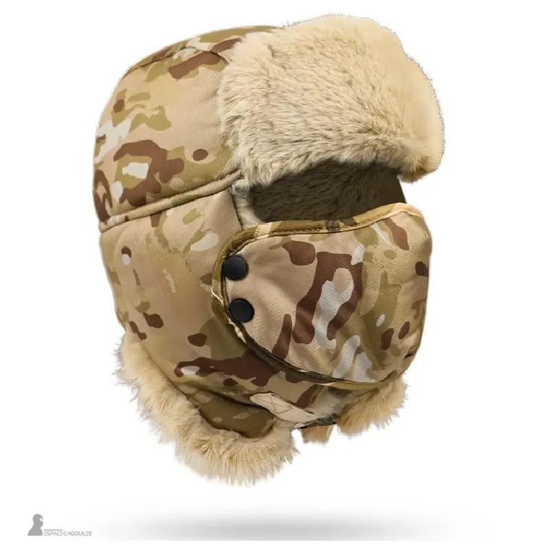 Ouchanka avec masque camouflage désert vue de profil avec rabats épais et masque amovible en position fermée sur fond neutre - Espace Cagoules