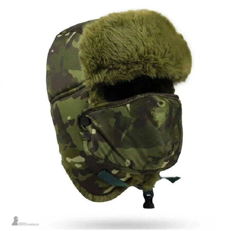 Ouchanka avec masque camouflage vert forêt vue de profil avec rabats doublés et masque fixé sur fond neutre - Espace Cagoules