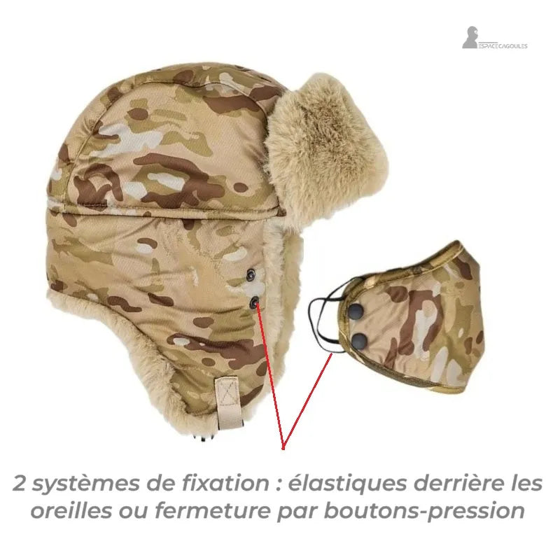 Ouchanka avec masque détail du système de fixation montrant les boutons pression latéraux et le masque séparé avec élastiques auriculaires sur fond clair - Espace Cagoules