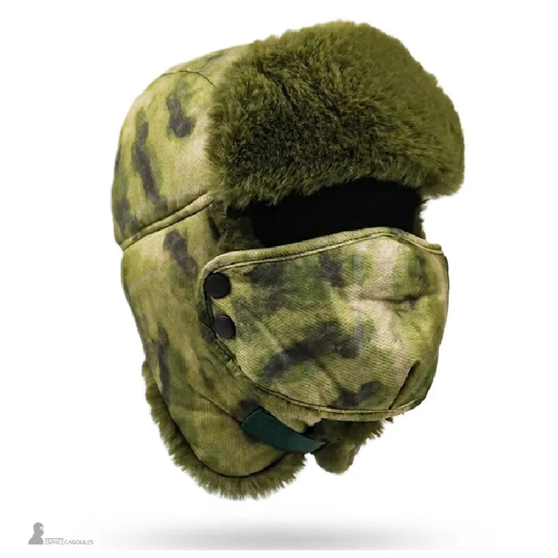 Ouchanka avec masque camouflage vert vue de profil avec rabats doublés et masque fixé par boutons pression sur fond neutre - Espace Cagoules